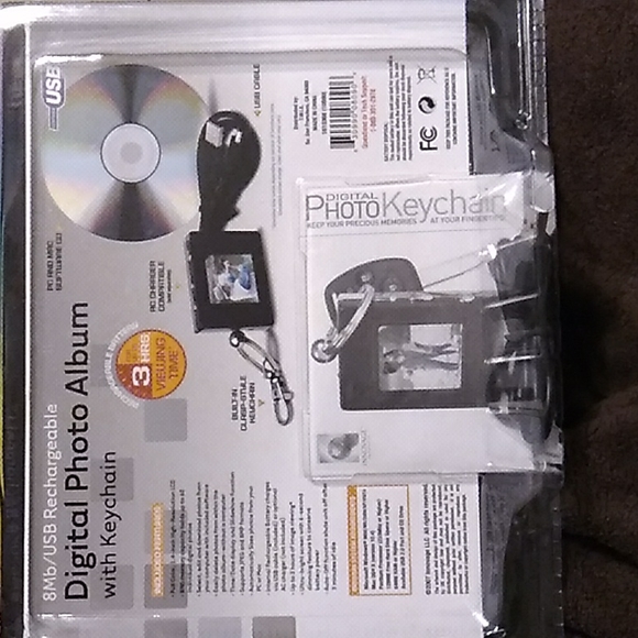 NWT 8Mb/USB Rechargeable Digital Photo Album with Keychain. - Picture 3 of 4